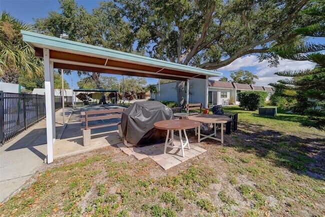 Building Photo - 13827 Mission Oaks Blvd