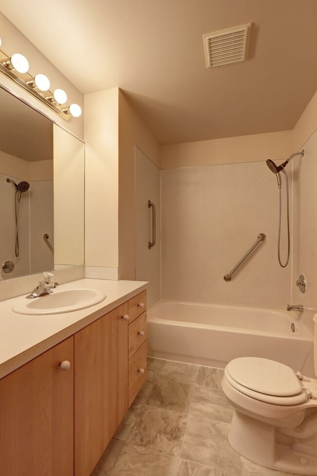 Building Photo - Charming Rambler Available in Perfect Newcastle Location - Move-in Ready!