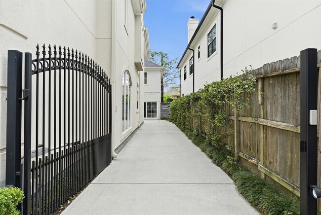 Building Photo - 4923 Palmetto St