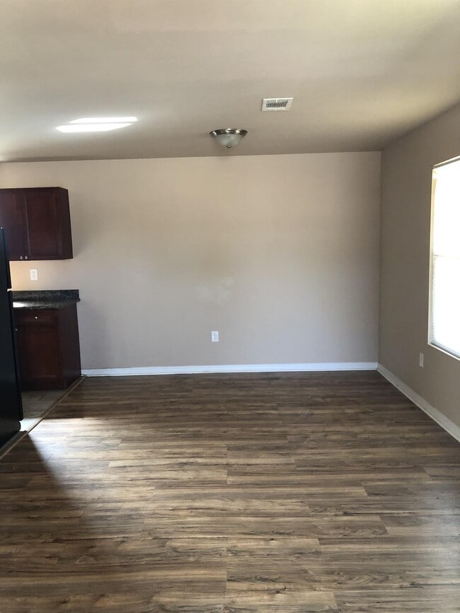 Building Photo - 4651 Redwood St