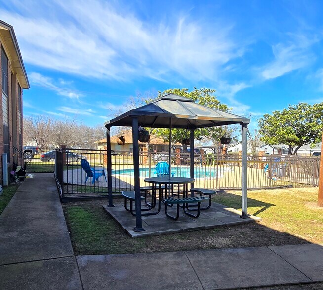 Building Photo - 3917 Bonnie Dr