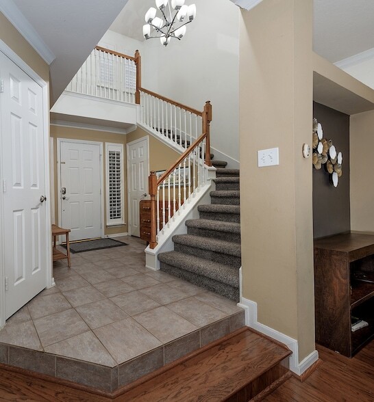 Building Photo - 110 N Valley Oaks Cir