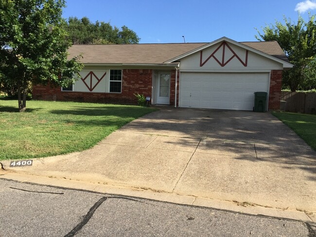 Primary Photo - 4400 Willow Crest Dr