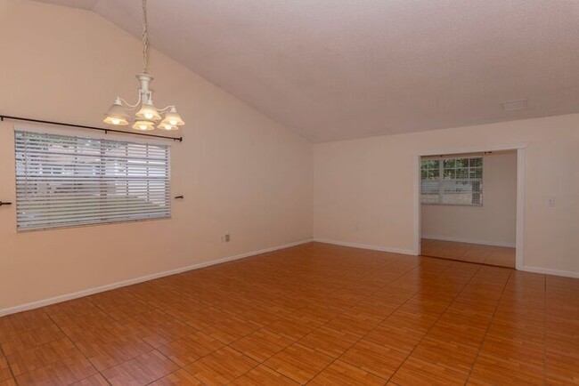 Building Photo - 2bedroom 2 bath townhouse with 2 car garage