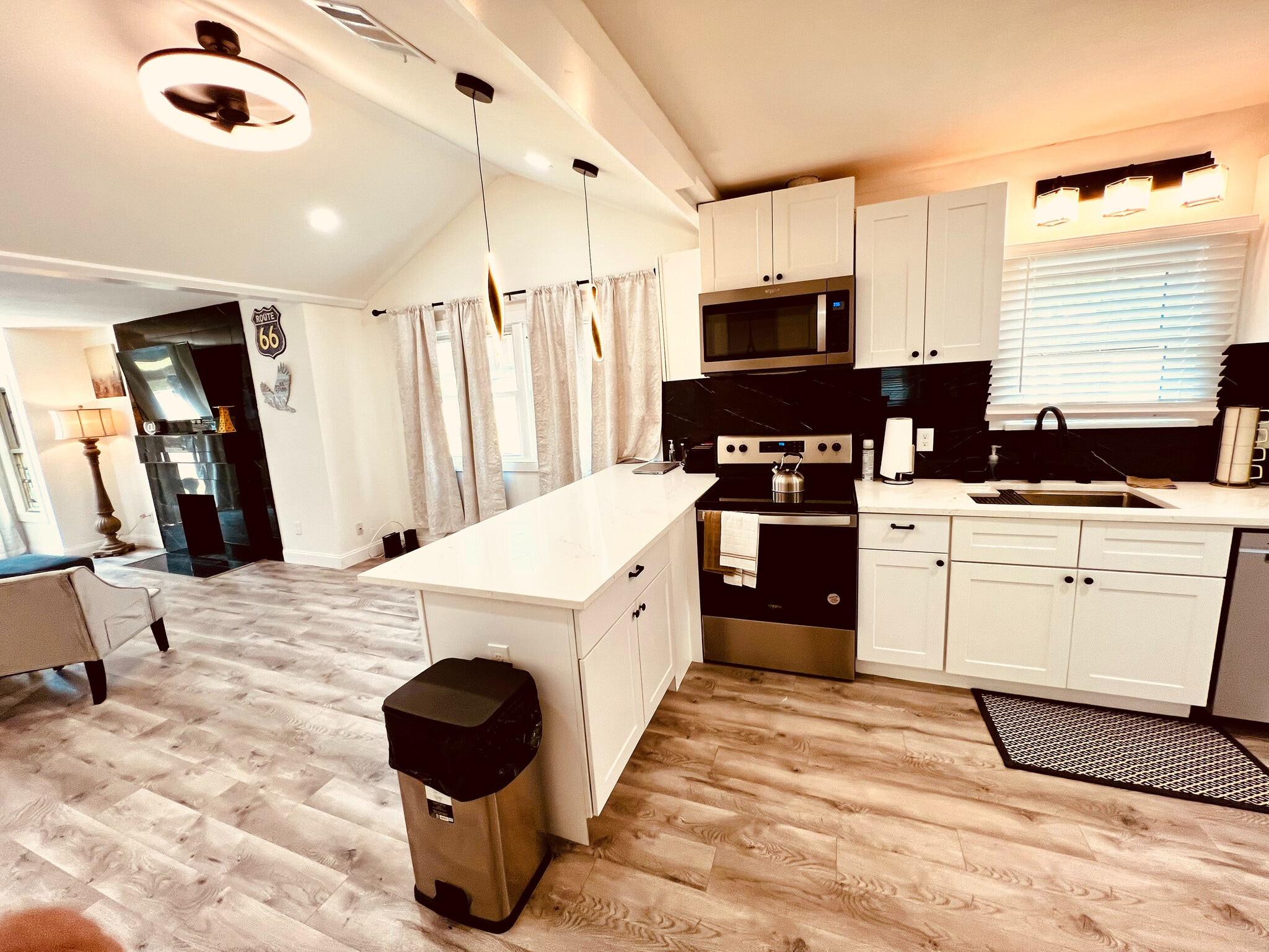 Building Photo - Room in House on W Brooklyn Ave