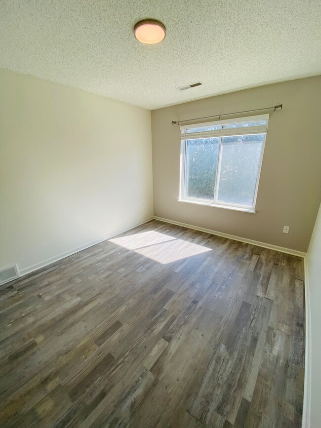 Building Photo - 395
