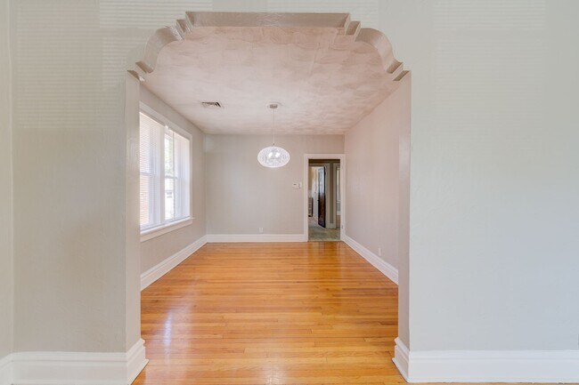 Building Photo - 7125 Tulane Ave