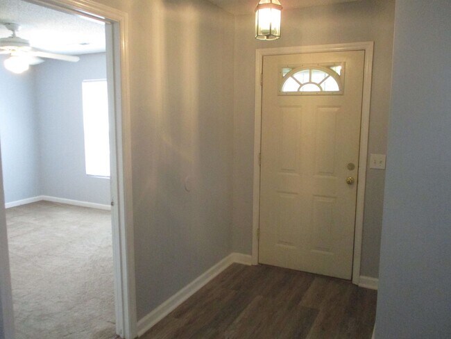 Building Photo - APPLICATION PENDING-Cute one level house i...