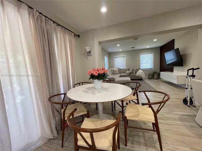 Building Photo - 557 De Leon Dr