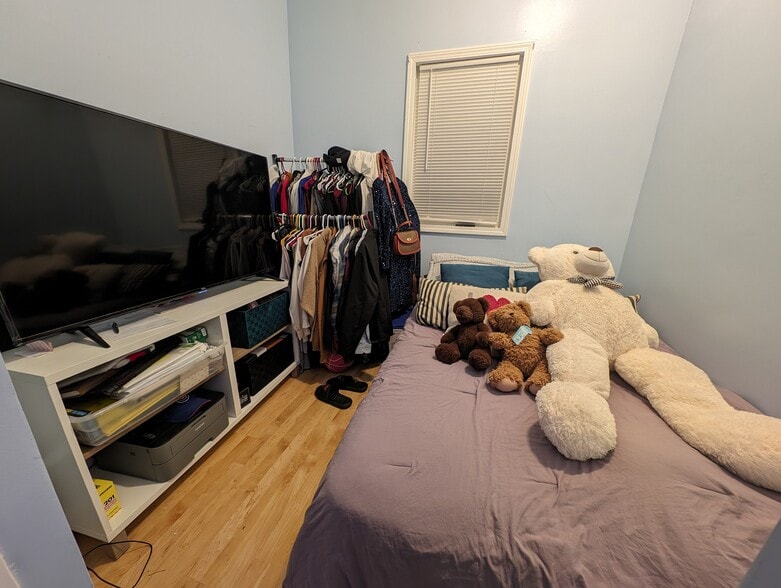 Secondary bedroom - 2455 W Cortland St