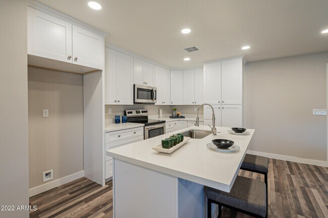 Building Photo - 12019 N Hacienda Dr