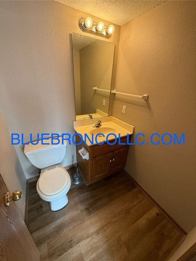 Building Photo - Lovely 2 bedroom townhome in Peculiar