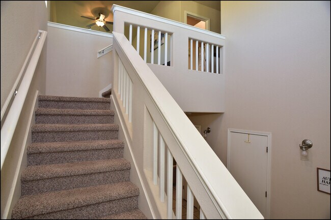 Building Photo - 6246 Viale Del Sol Ave