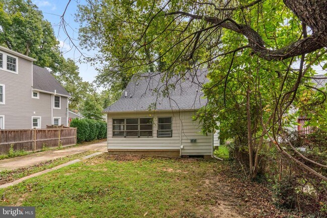 Building Photo - 715 Anderson Ave