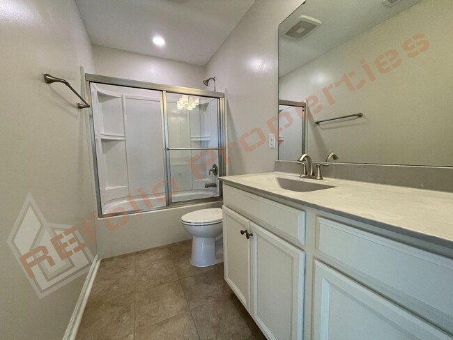 Building Photo - Beautiful 4 Bedroom 2.5 Bathroom End Unit ...