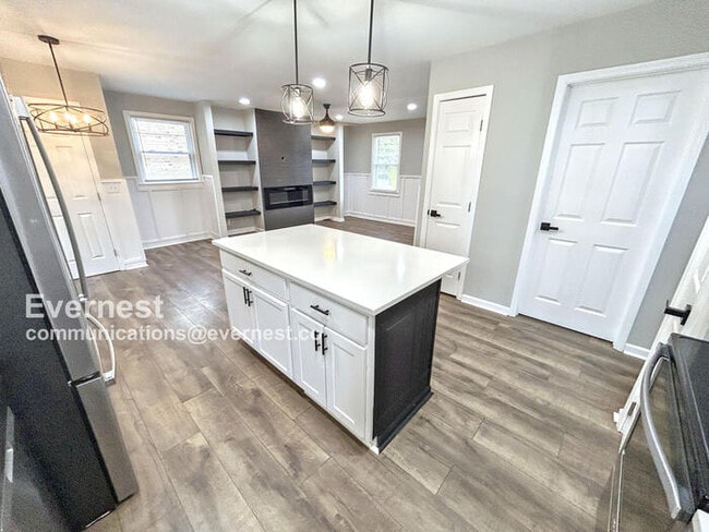 Building Photo - 600 Maclaurin Ct