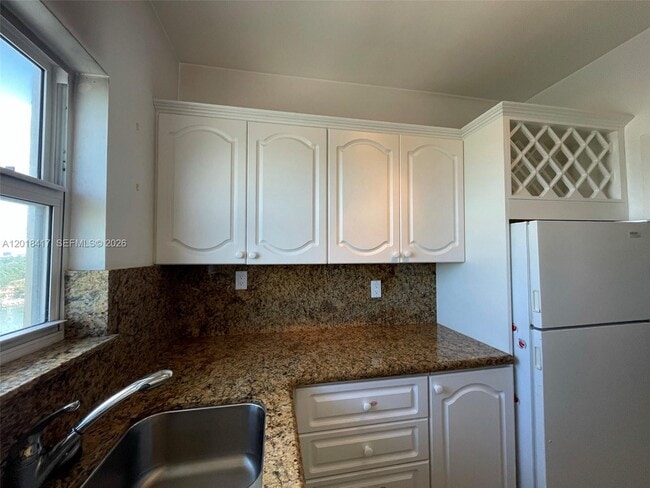Building Photo - 4747 Collins Ave