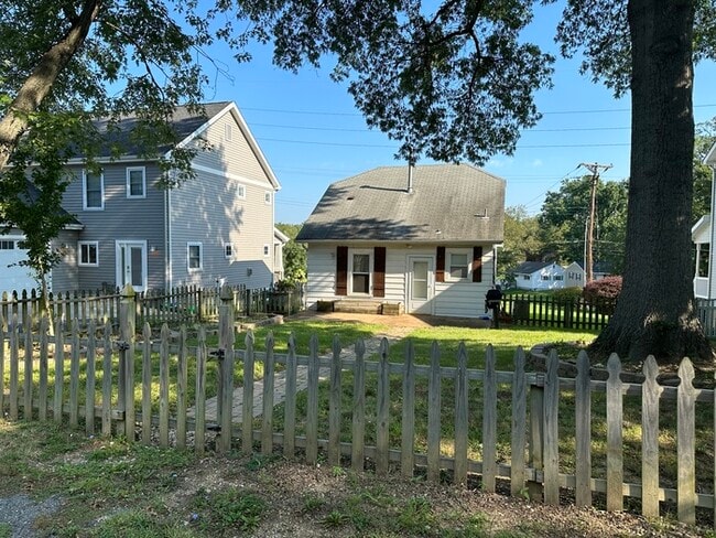 Building Photo - Charming Home 2 Bedroom 1 Bath Home In Krkwood, Mo.