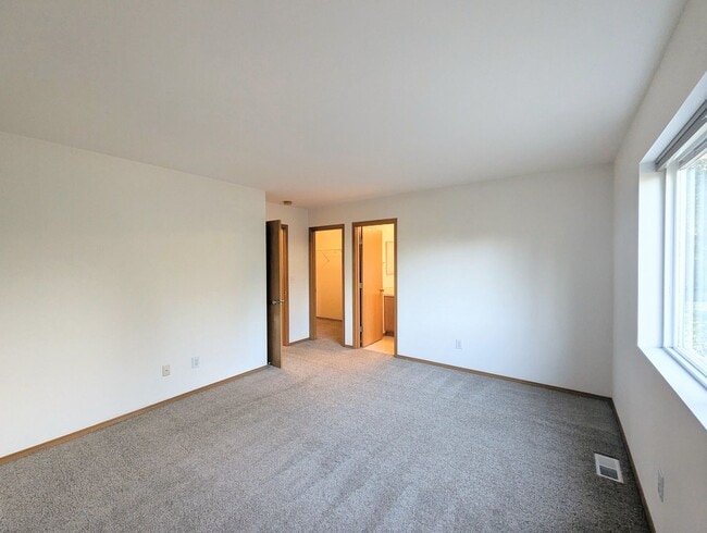 Building Photo - 3bd/2.5ba Everett Home