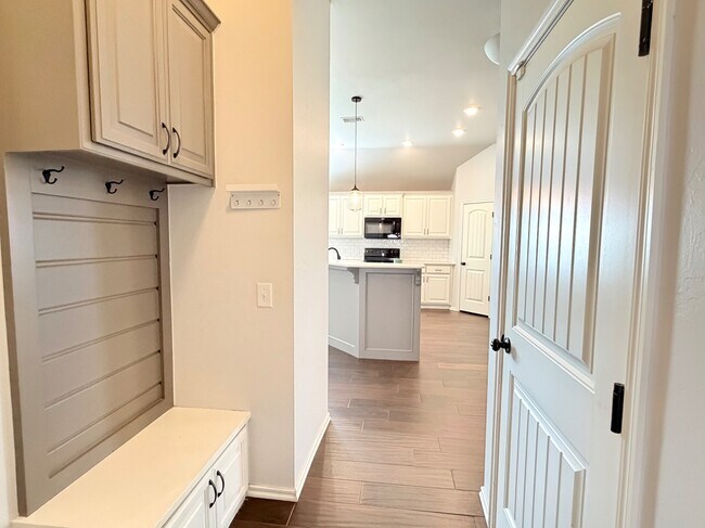 Building Photo - 18600 Luna Dr