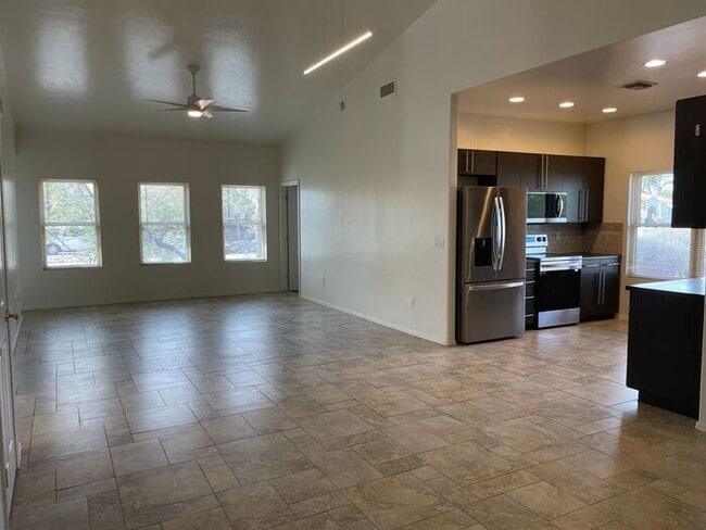 Building Photo - 3Bdm 3Ba close to U of A! must see!