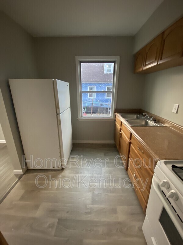 Building Photo - 802 Van Buren St