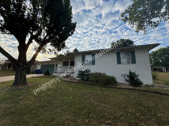 Building Photo - Charming 3 Bedroom, 2 Bath Home with Sunro...