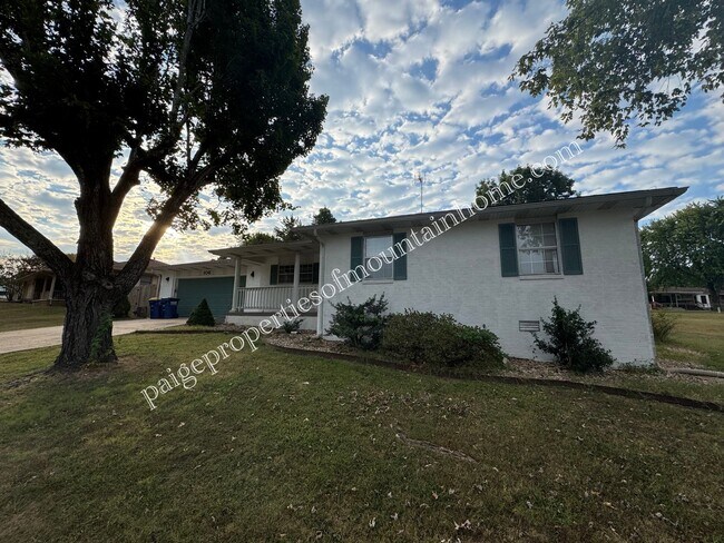 Building Photo - Charming 3 Bedroom, 2 Bath Home with Sunroom, Garage & Privacy-Fenced Yard