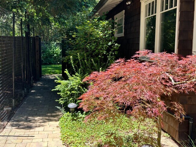 Building Photo - 15 Martin Ln