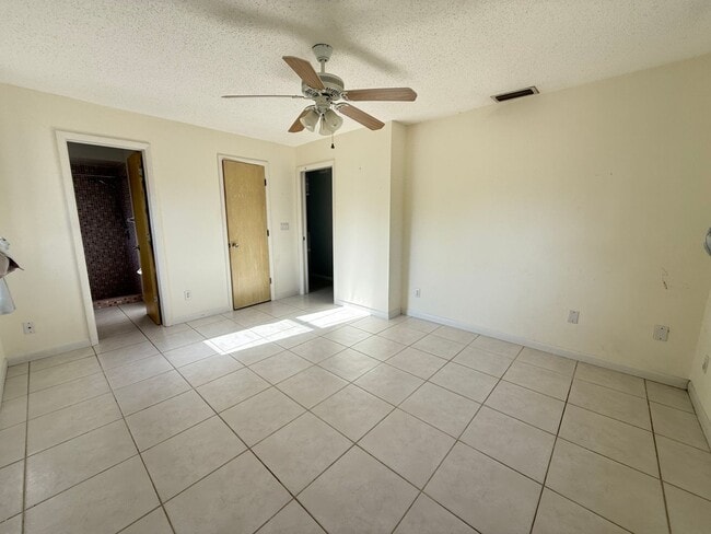 Building Photo - 2/2 Single Family Available Now!