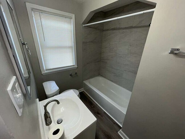 Building Photo - Spacious 3-Bedroom Colonial