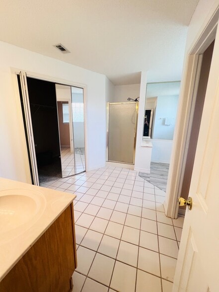 Master Bathroom - 2524 Bluewater Dr