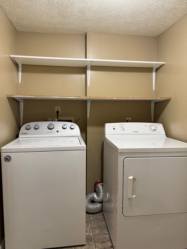 Building Photo - 3 bedroom, 2 bathroom duplex on Bloomingto...
