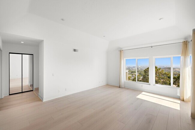 Building Photo - 31 Saint Tropez