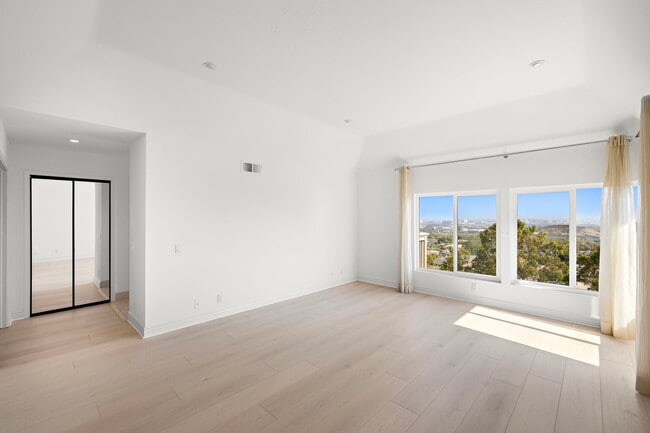 Building Photo - 31 St Tropez