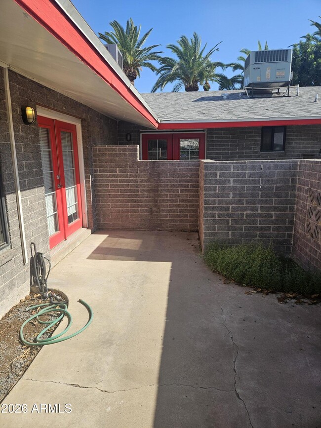 Building Photo - 324 W Pasadena Ave