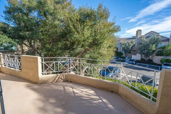 Building Photo - Santa Fe Double Primary Condo in Valencia!