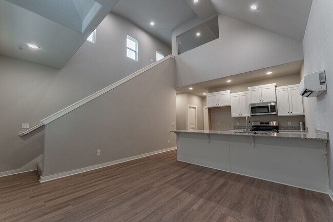 Building Photo - 1315 Van Buren Ave