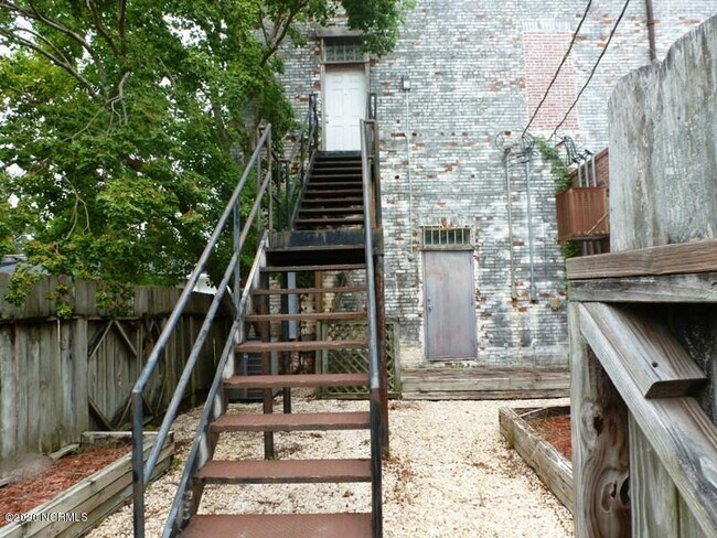 Building Photo - 127 W Main St