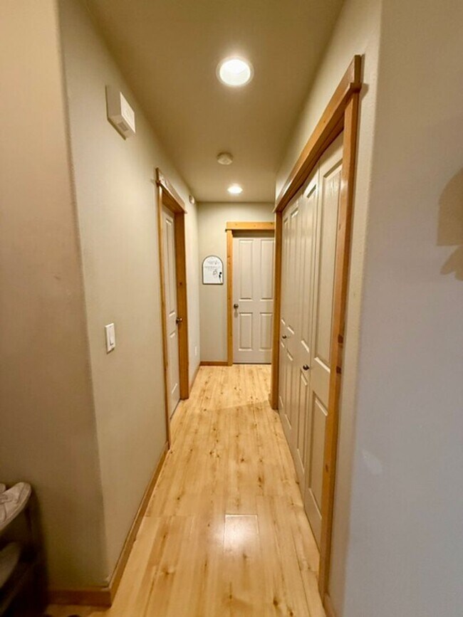 Building Photo - Beautiful Lodge-Style Single Level 3 Bedroom Home in Mountain Pines!