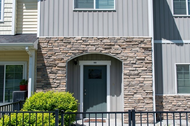 Building Photo - 1547 N 400 W