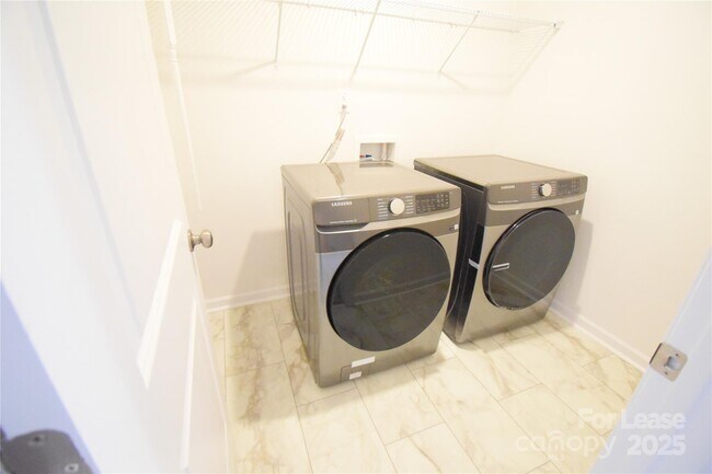 Building Photo - 752 Kitfox Dr NW