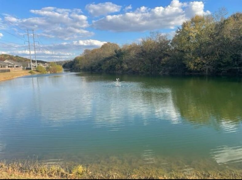 Building Photo - 2440 Waterhaven Dr