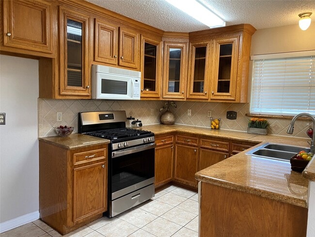 Building Photo - 2415 Poco Dr