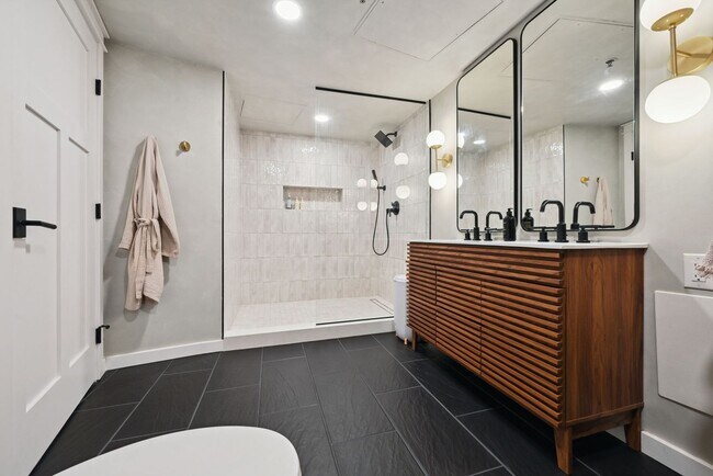 Building Photo - Luxurious Corner 2 BR/ 2 BA Franklin Loft ...