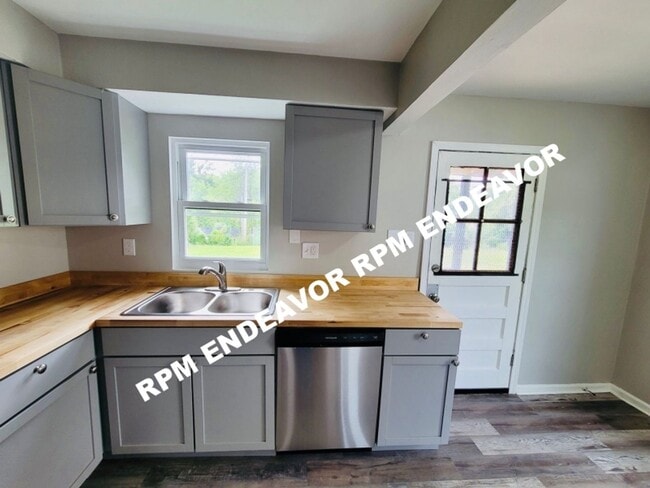 Building Photo - 2Bed/1Bath Available NOW!