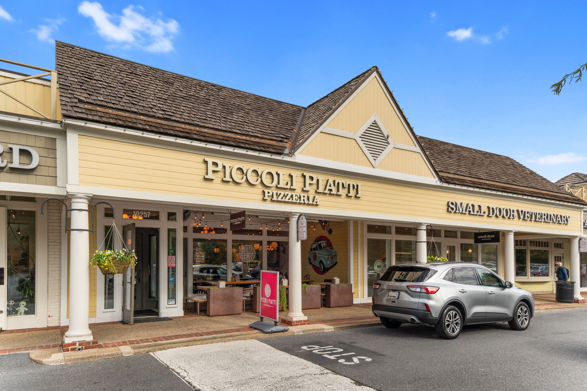 Picooli Plates & Small Door Vet just 5 minutes away - 9 Snug Hill Ct
