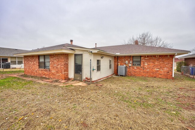 Building Photo - 3 bed 1 bath home in Mustang,OK