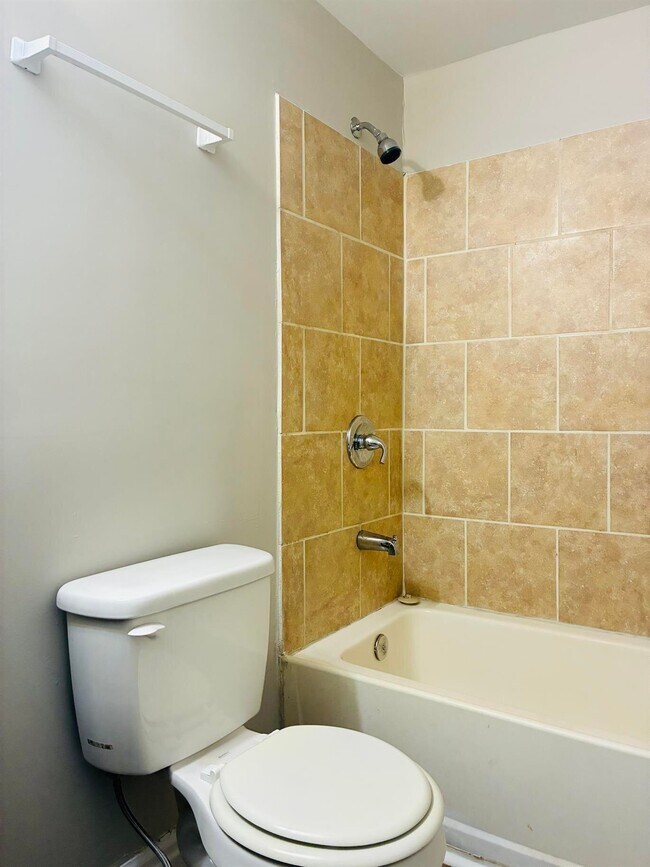 Building Photo - 104 Plum Tree Ln