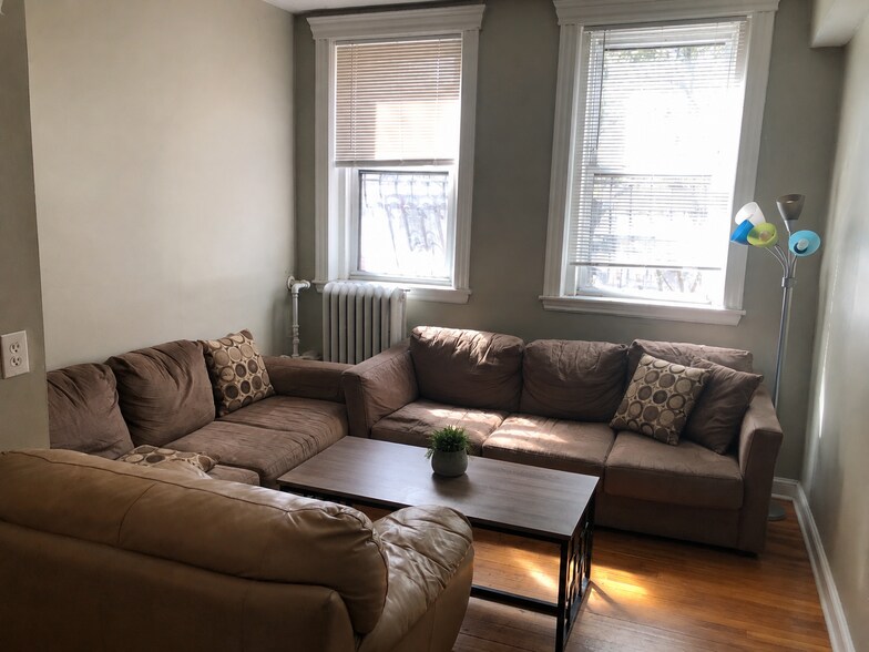 Building Photo - 352 Riverway